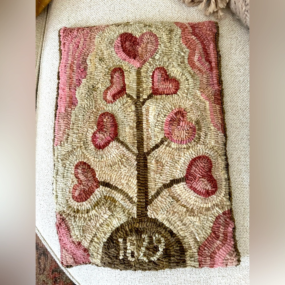1829 Heart Tree Hook Rug